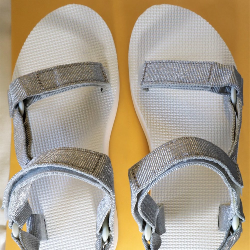TEVA UNIVERSAL FLATFORM METALLIC SILVER AND WHITE SANDALS SIZE 6